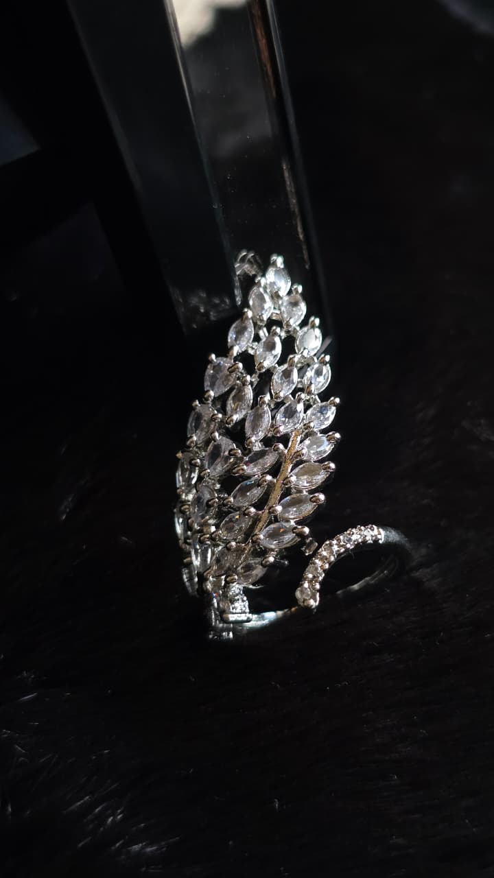 ✨ “Elegant Leaf Design Diamond Ring”