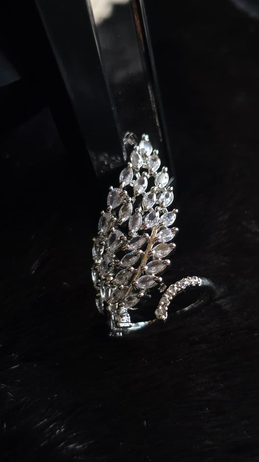 ✨ “Elegant Leaf Design Diamond Ring”