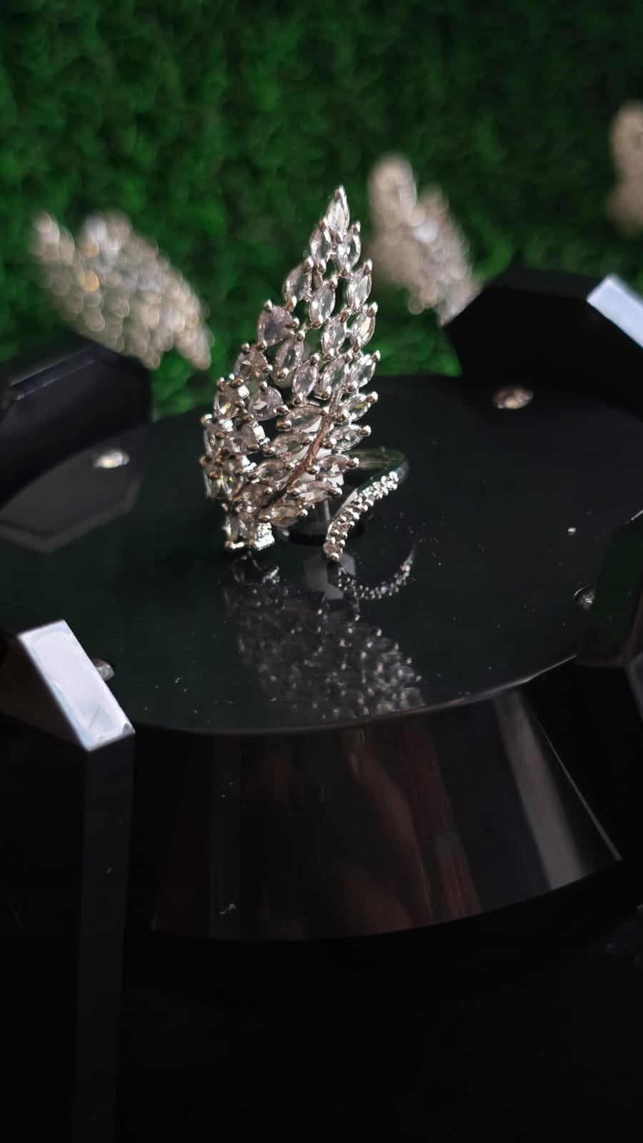 ✨ “Elegant Leaf Design Diamond Ring”