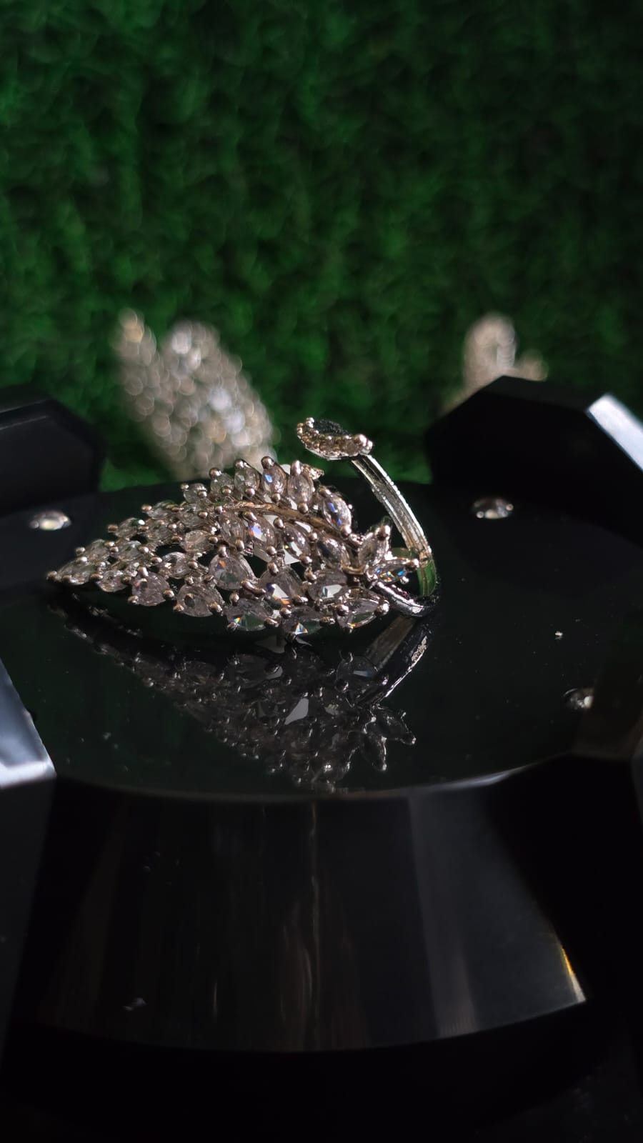 ✨ “Elegant Leaf Design Diamond Ring”