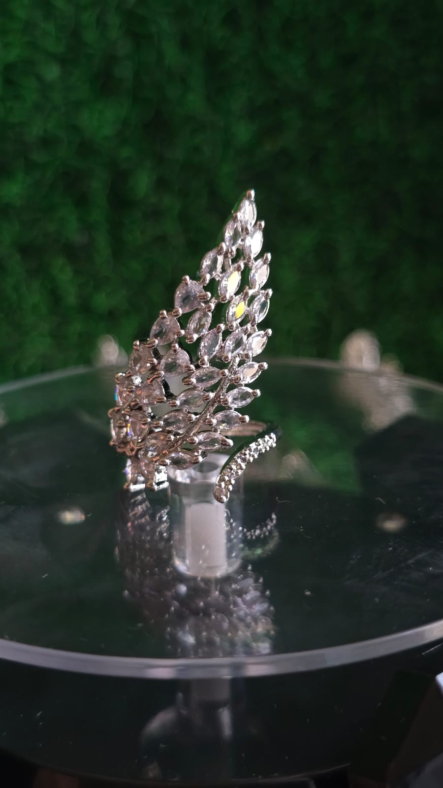 ✨ “Elegant Leaf Design Diamond Ring”